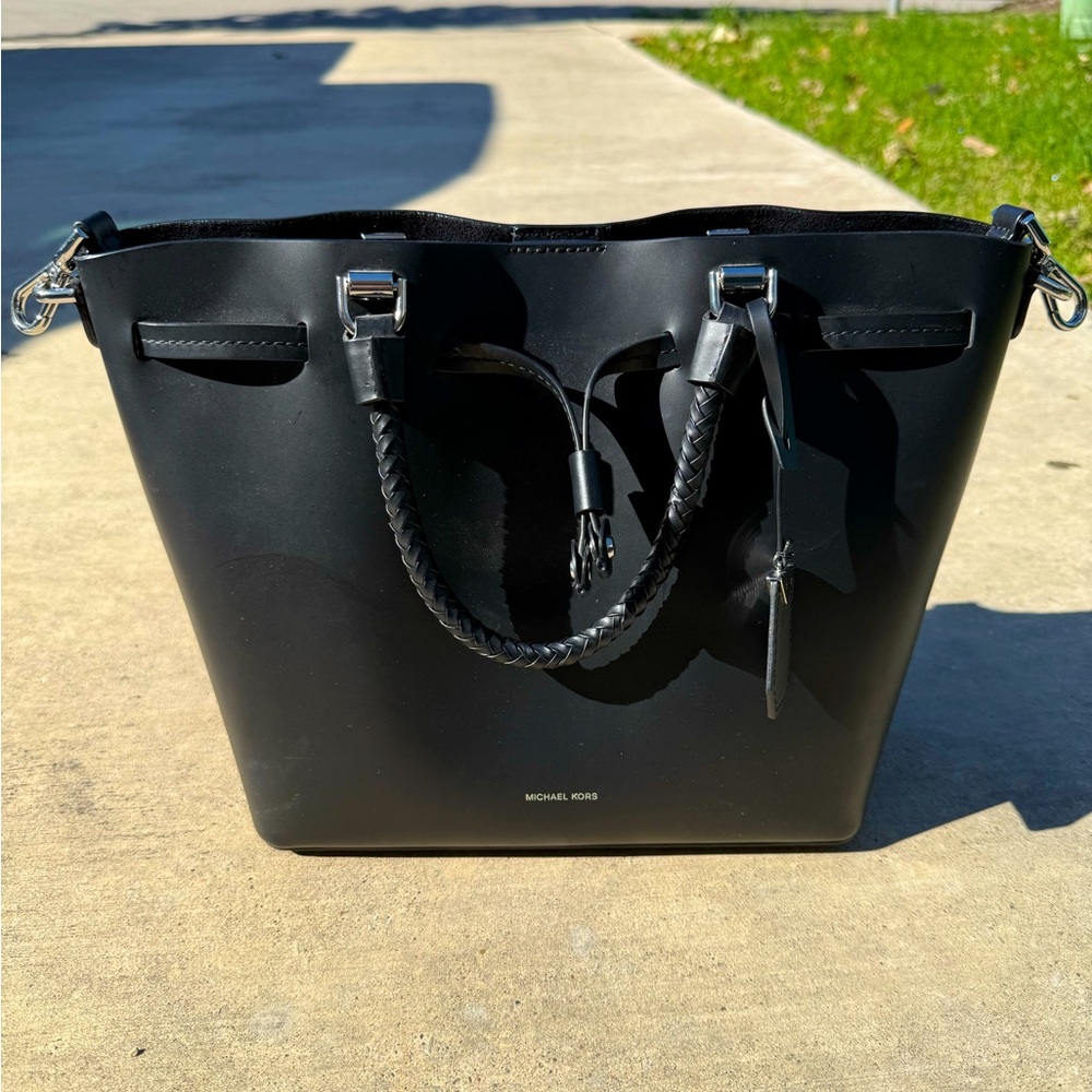 MICHAEL KORS Blakely Medium Bucket Bag- Black
